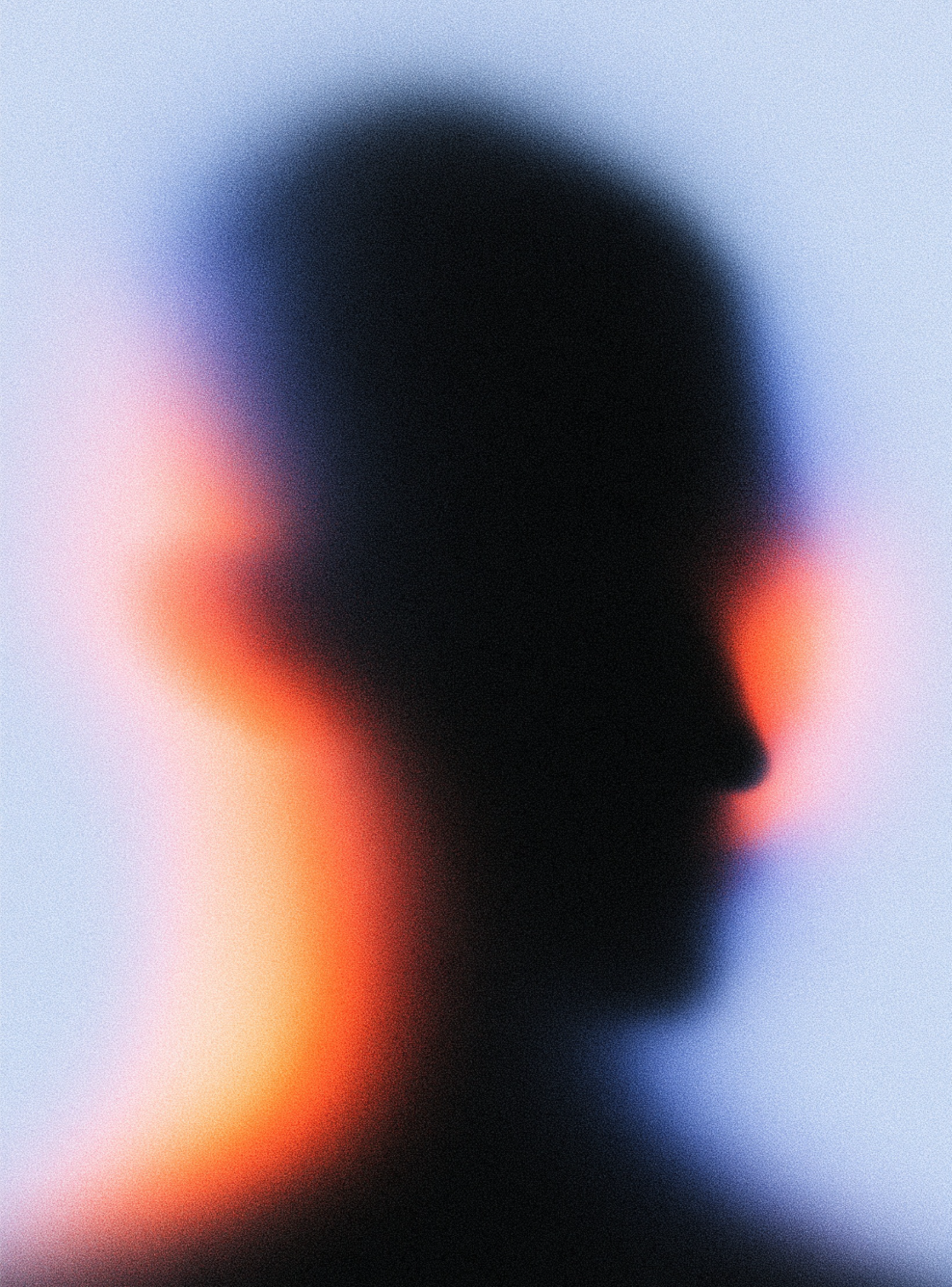 Profilo umano in ombra, sfocato e granuloso, immerso in una luce astratta blu, arancio e rosata. L’immagine evoca identità digitale, percezione, memoria e presenza sintetica.